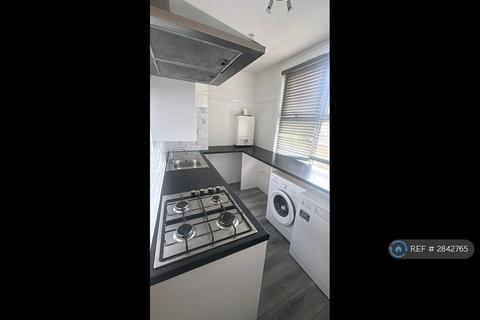 2 bedroom maisonette to rent, Marks Road, Romford, RM7