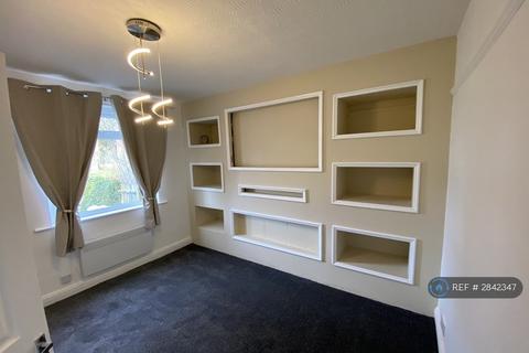 3 bedroom terraced house to rent, Polefield Circle, Manchester, M25