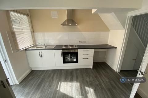 3 bedroom terraced house to rent, Polefield Circle, Manchester, M25