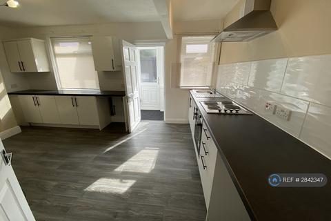 3 bedroom terraced house to rent, Polefield Circle, Manchester, M25