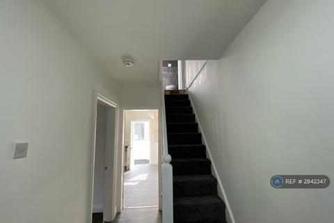 3 bedroom terraced house to rent, Polefield Circle, Manchester, M25
