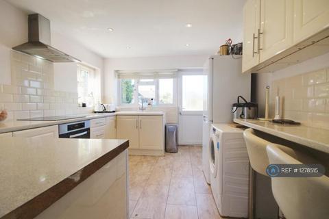 3 bedroom terraced house to rent, Beechwood Gardens, Rainham, RM13