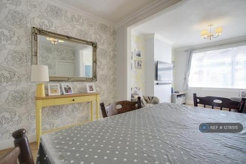 3 bedroom terraced house to rent, Beechwood Gardens, Rainham, RM13