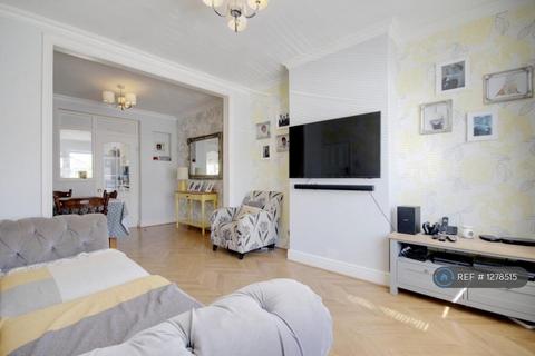 3 bedroom terraced house to rent, Beechwood Gardens, Rainham, RM13
