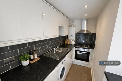 2 bedroom flat to rent, Central Hill, London, SE19