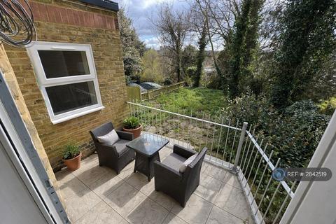 2 bedroom flat to rent, Central Hill, London, SE19