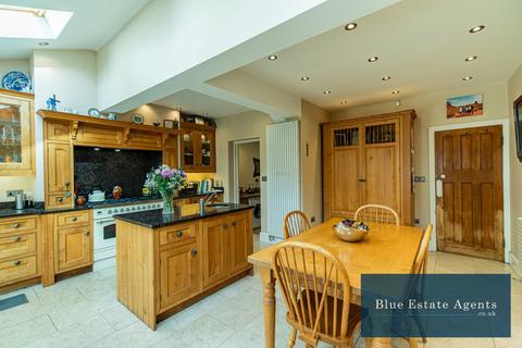4 bedroom semi-detached house for sale, Lingwood Gardens, Isleworth, TW7