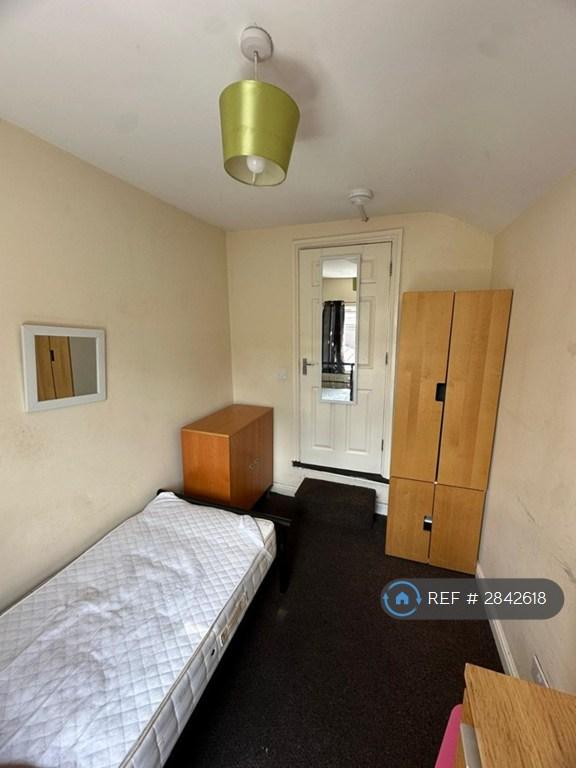 Single Bedroom Pic 2