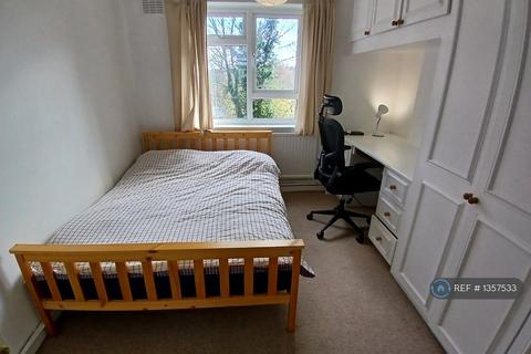 1 bedroom in a flat share to rent, Queen Elizabeths Close, London, N16