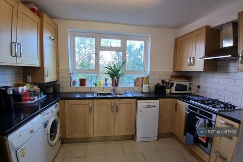 1 bedroom in a flat share to rent, Queen Elizabeths Close, London, N16