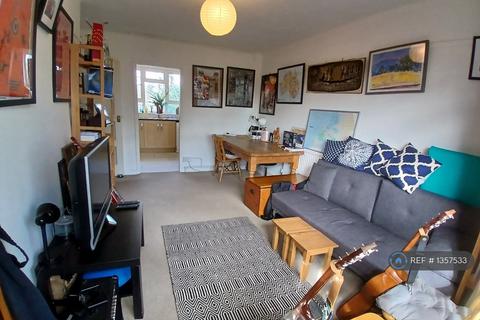 1 bedroom in a flat share to rent, Queen Elizabeths Close, London, N16