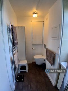 1 bedroom in a flat share to rent, Queen Elizabeths Close, London, N16