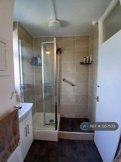 1 bedroom in a flat share to rent, Queen Elizabeths Close, London, N16
