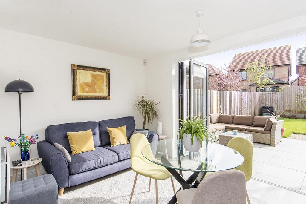 Lounge/Dining Area