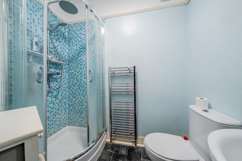 Shower room 2.jpg