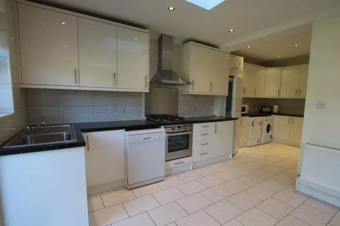 3 bedroom house to rent, Cissbury Ring South, London