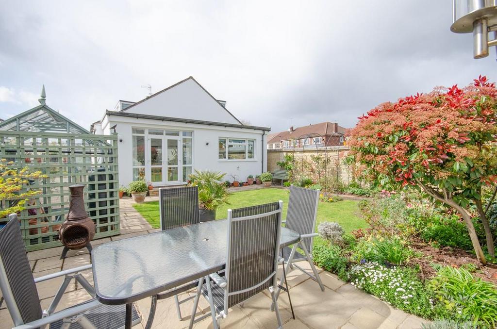 Rear garden pic 3.jpg