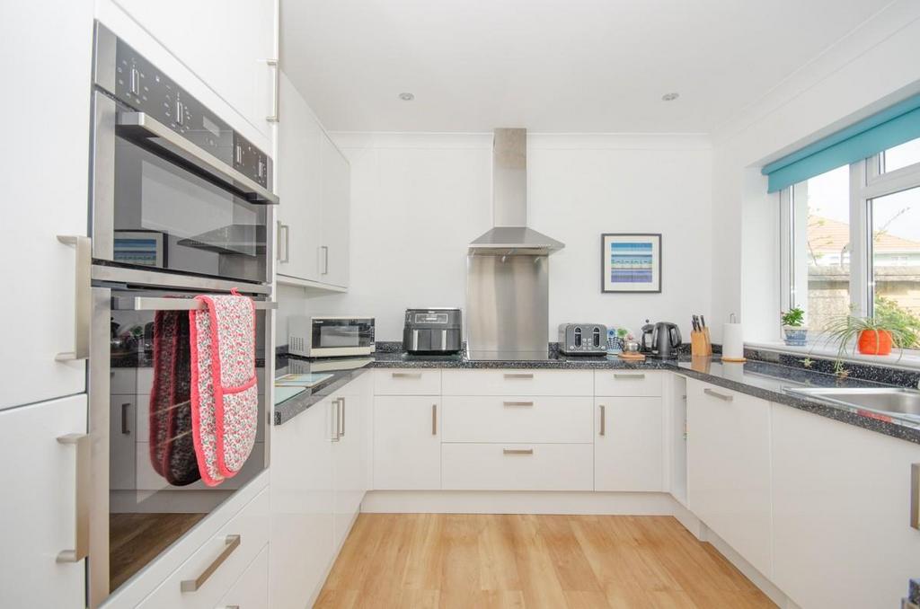 Kitchen pic 2.jpg