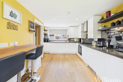 3 bedroom detached house for sale, Mowbray Road, Aylesbury HP20