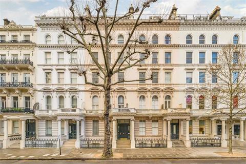 Studio to rent, Queen's Gate, London SW7