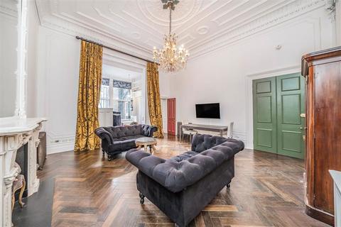 Studio to rent, Queen's Gate, London SW7