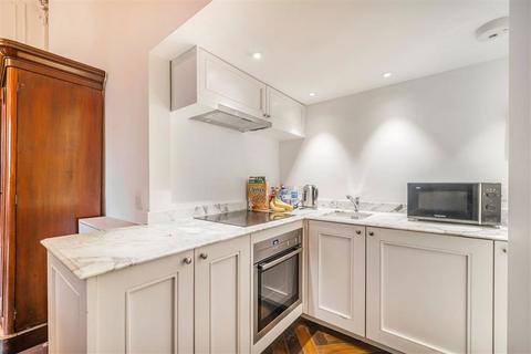 Studio to rent, Queen's Gate, London SW7
