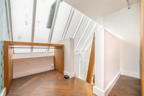 Studio to rent, Queen's Gate, London SW7