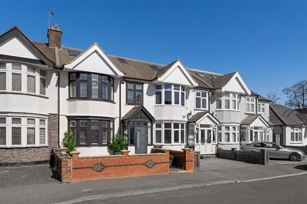 Priestley Gardens Romford RM6 4 Bed Terraced House 700 000 Priestley Gardens Romford RM6 4 Bed Terraced House 700 000