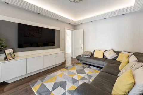 4 bedroom terraced house for sale, Priestley Gardens, Romford, RM6