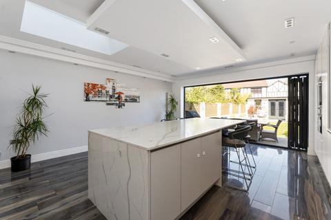 4 bedroom terraced house for sale, Priestley Gardens, Romford, RM6