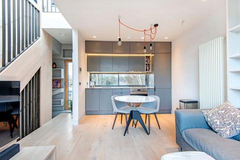 2 bedroom house for sale, Trafalgar Mews, London E9