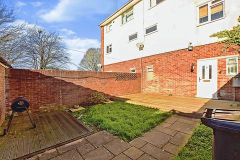3 bedroom end of terrace house to rent, Hildenborough Crescent, Kent ME16