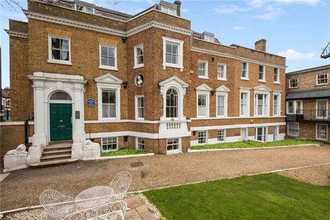 2 bedroom flat to rent, Gilmore House, London SW4