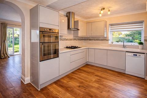 4 bedroom semi-detached house to rent, Ditmas Avenue, Bedford MK42