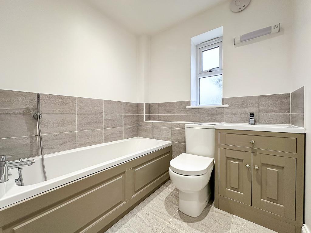 Family Bathroom (1)