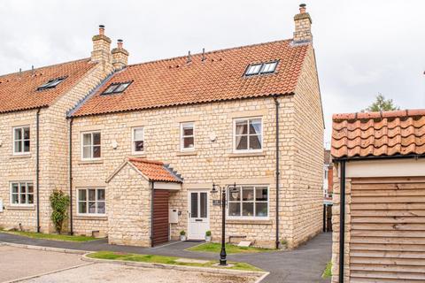 3 bedroom townhouse for sale, 14, Black Swan Yard, Helmsley, YO62 5ES