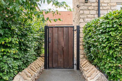 3 bedroom townhouse for sale, 14, Black Swan Yard, Helmsley, YO62 5ES