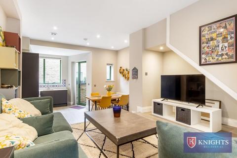 3 bedroom end of terrace house for sale, Victoria Road, London, N9