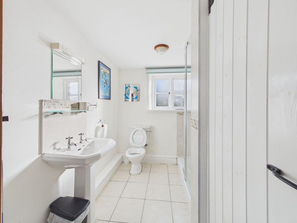Bathroom (Ty Gwartheg)
