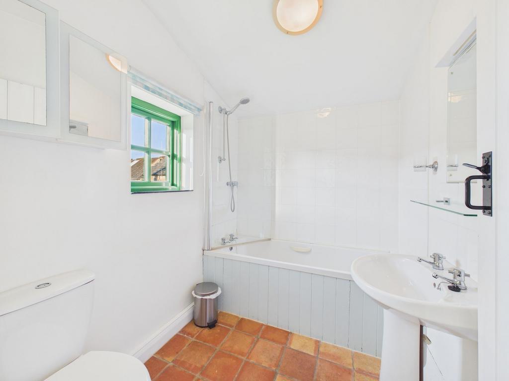 Bathroom (Bwthyn Bach)