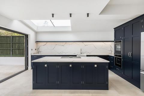 4 bedroom maisonette to rent, Hillfield Road, London, NW6