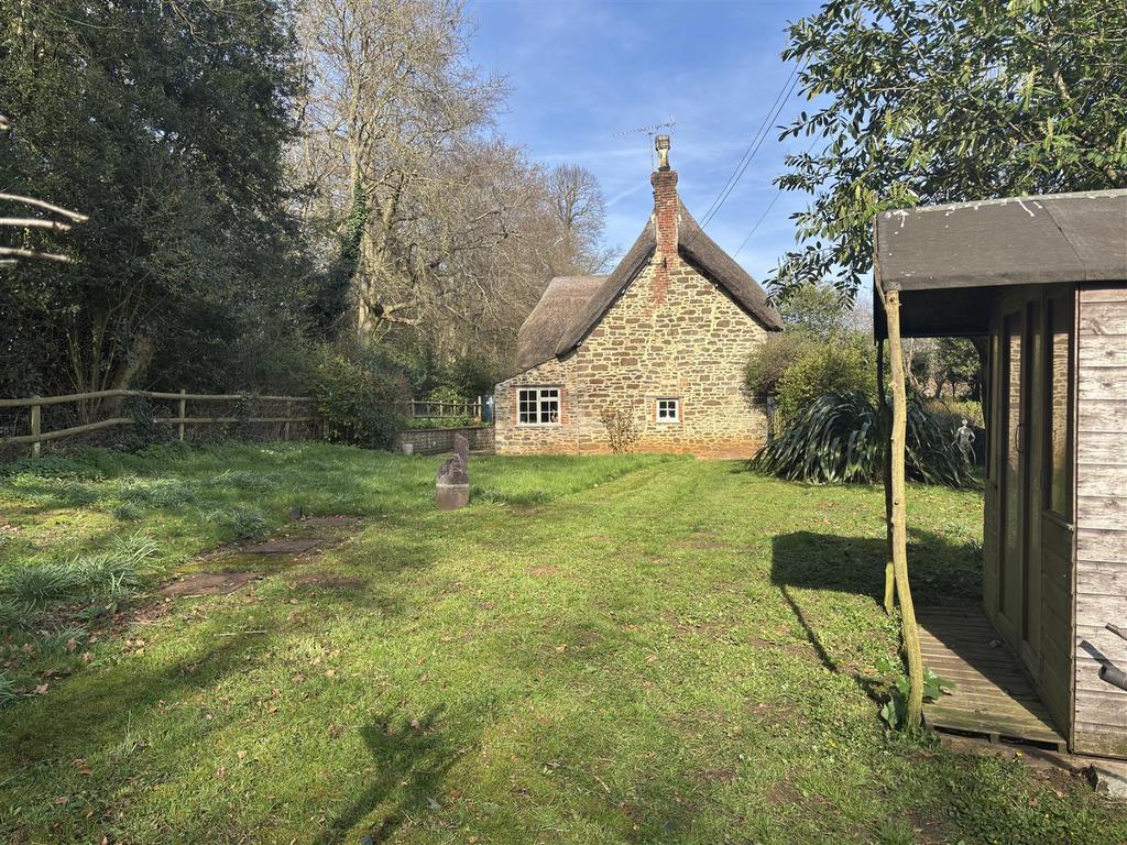 Wans Cottage - Side Garden.jpeg