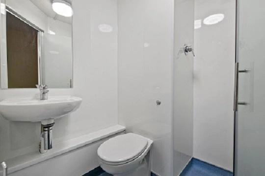 Bright and modern spotless en-suite bathroom...