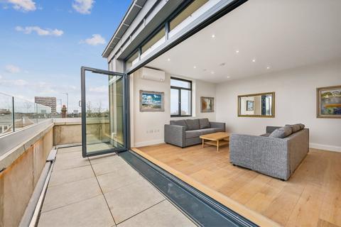 2 bedroom flat for sale, Saxon Hall, Palace Court, London