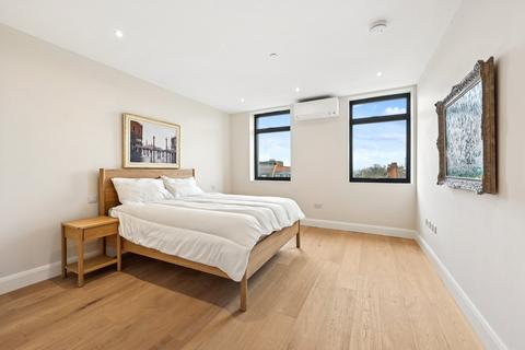 2 bedroom flat for sale, Saxon Hall, Palace Court, London
