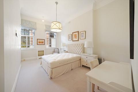 3 bedroom flat to rent, North Gate, St John's Wood, London