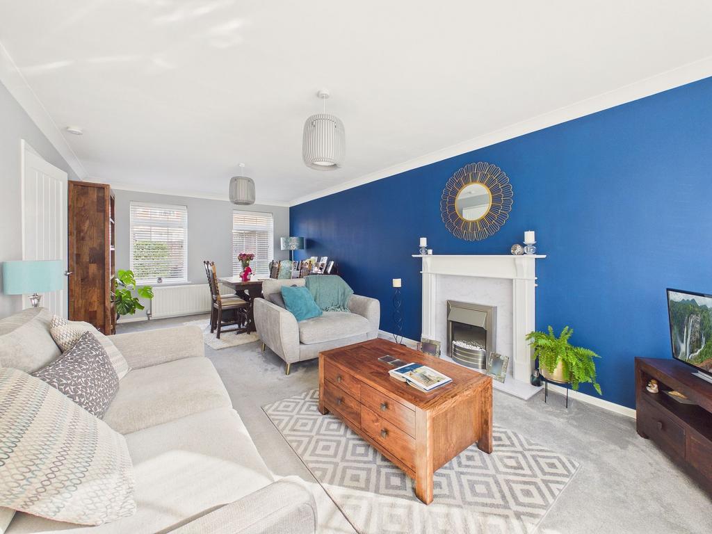 Lounge/Dining Area