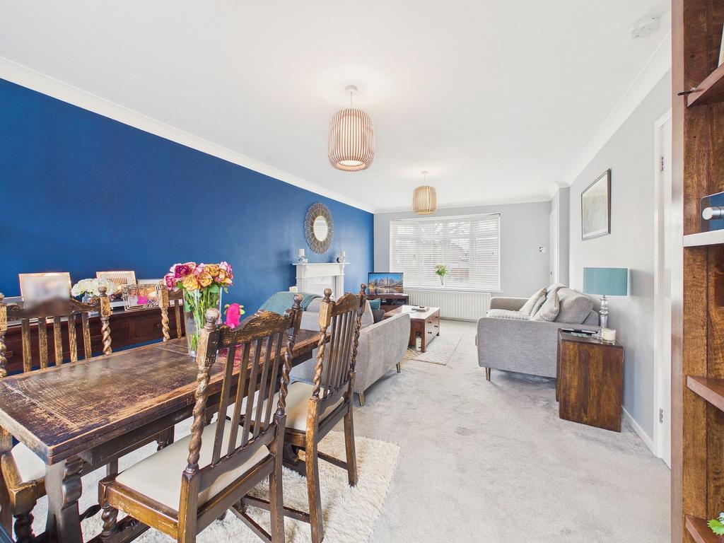 Lounge/Dining Area