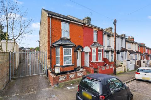 3 bedroom end of terrace house to rent, Curzon Road, Chatham