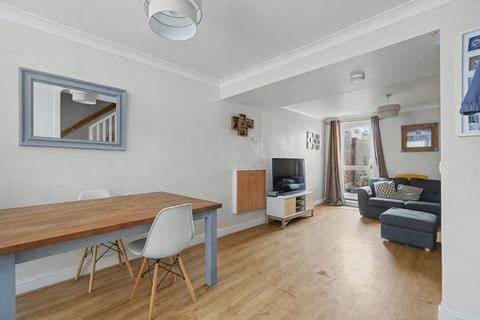 3 bedroom end of terrace house to rent, Curzon Road, Chatham